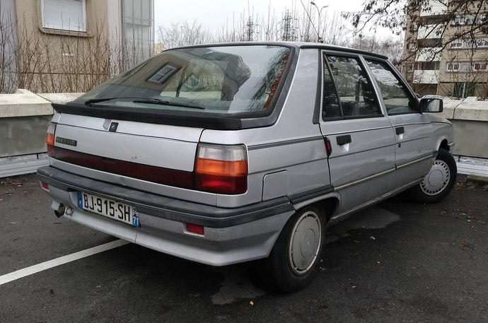 Hatchback tasarım da Renault 19 mu Renault Megane 1 mi daha başarılı güzel sizce?