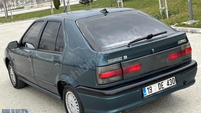 Hatchback tasarım da Renault 19 mu Renault Megane 1 mi daha başarılı güzel sizce?