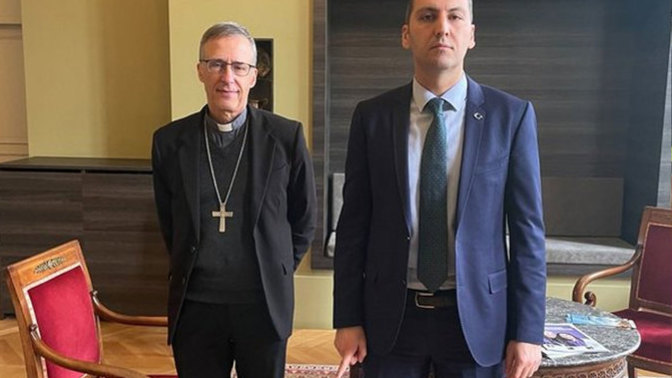 Lyon Başkonsolosumuz, başpiskoposun yanında şehadet parmağını kaldırıp poz verdi! Sizce bizlere ne mesaj verdi?