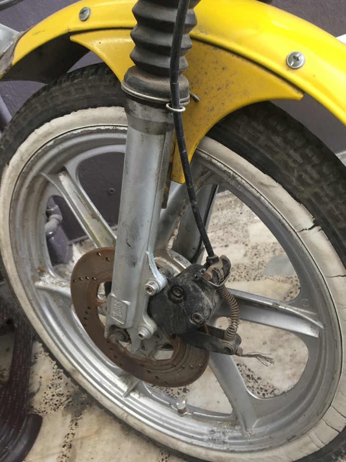 Bu hidrolik ön fren diskinden aynısından den nerede bulabilirim sarı 105 Peugeot motorun üstündekinden ön takım ile beraber?