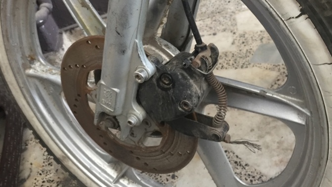 Bu hidrolik ön fren diskinden aynısından den nerede bulabilirim sarı 105 Peugeot motorun üstündekinden ön takım ile beraber?