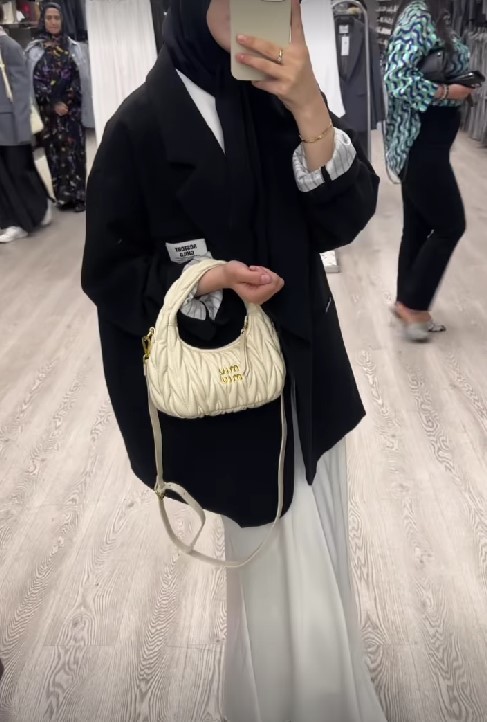 Resmi bir tören için bu kombin çok mu dağınık?