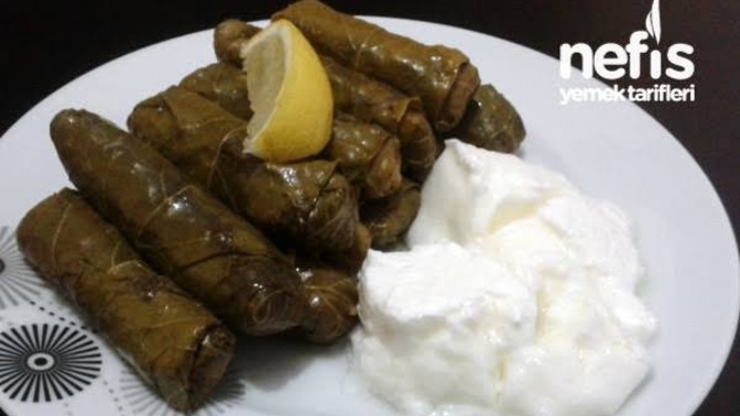 Yaprak sarma yoğurt ile mi yenir yoksa limon ile mi?