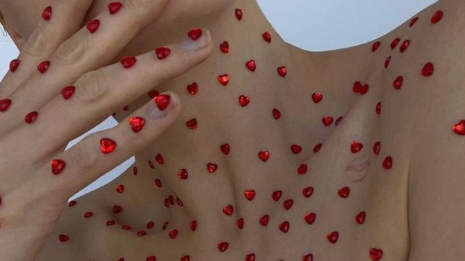 Çıplaklık moda olsaydı ve sadece aksesuar ile vücudunu kapatma şansın olsaydı hangi aksesuarları kullanırdın?