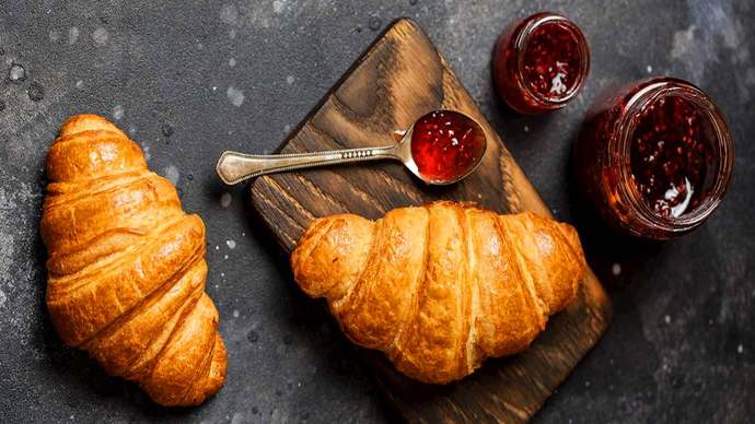 TasteAtlasa göre dünyanın en popüler kahvaltıları açıklandı! Birinci sırada Kruvasan yer alırken Börek ikinci sırada yer aldı. Senin favorin hangisi?