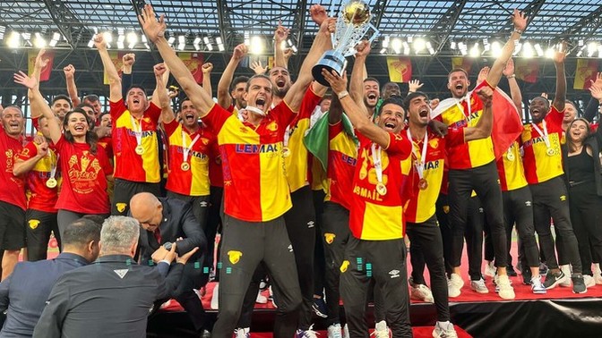 2 yılın ardından Süper Lig'e dönen Göztepe, şampiyonluk kupasını kaldırdı! Göztepe'yi başarılı buluyor musunuz?