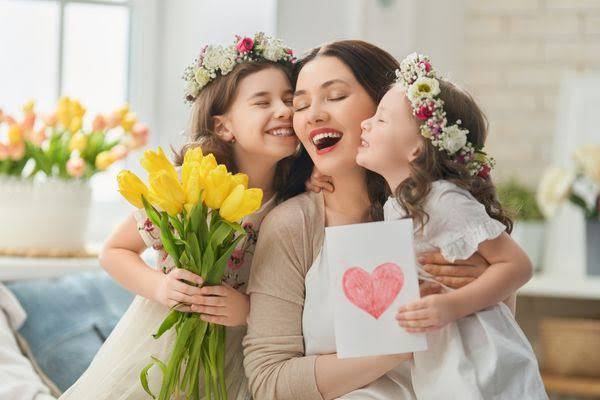 Bugün Anneler Günü. Annesi yanında olmayan ya da uzakta olanlar hediye ve kutlama konusunda ne yapmalı?