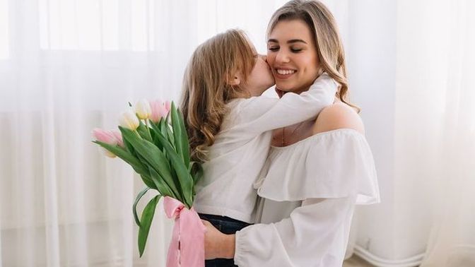 Bugün Anneler Günü. Annesi yanında olmayan ya da uzakta olanlar hediye ve kutlama konusunda ne yapmalı?