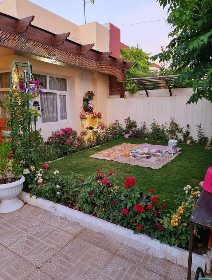 Kimler benimle birlikte bahçede kahvaltı yapmak ister?