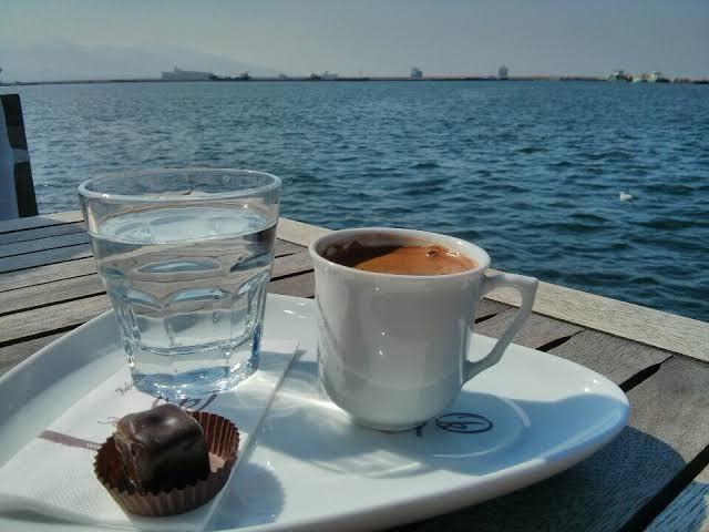 Deniz manzarasına karşı kahve içmeyi sever misiniz?