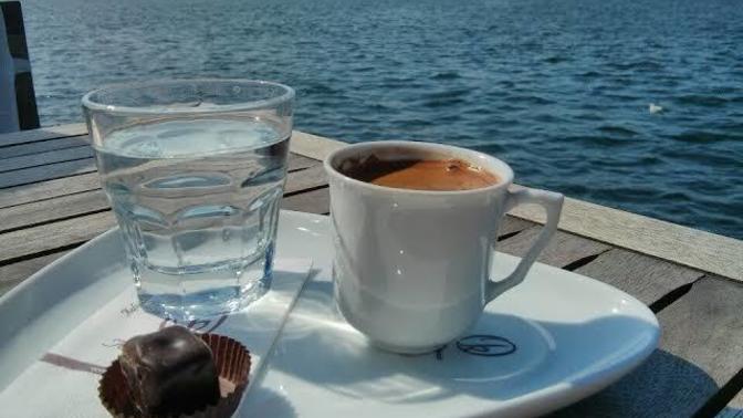 Deniz manzarasına karşı kahve içmeyi sever misiniz?