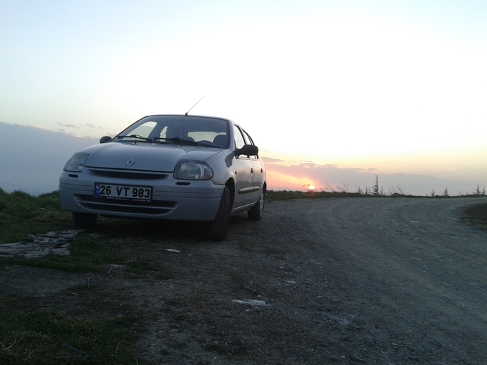 2015 yılından kalma fotoğraf... Babamın arabasının eski hali... Yeni hali cam filmli ve rüzgarlıklı.