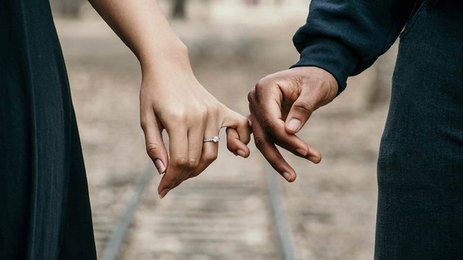 Yaklaşık "sanane" diye sevgiliye nasıl davranırsınız?