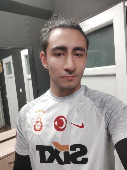Sizce erkeklere tişört mu yoksa gömlek mi yakışıyor?