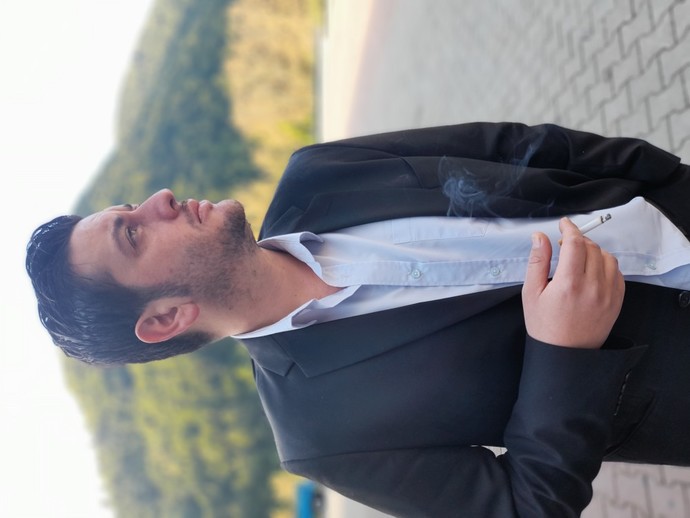 Sizce erkeklere tişört mu yoksa gömlek mi yakışıyor?
