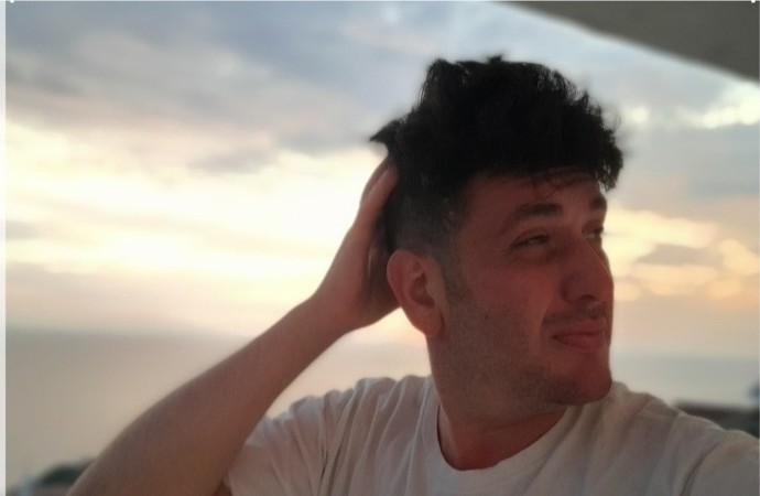 Sizce erkeklere tişört mu yoksa gömlek mi yakışıyor?