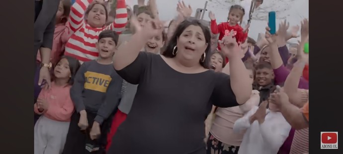 Bu 2 kiz kavga etse sizce kim kazanir? Zayif vs sisman?