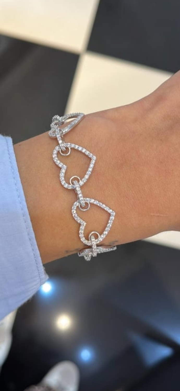 Kızlar bu iki bileklikten hangisi daha güzel?