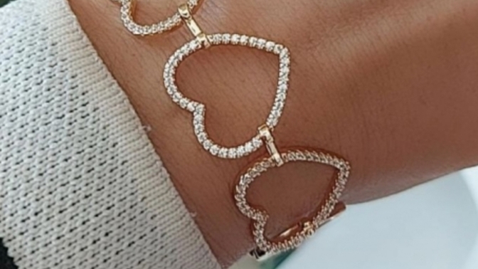 Kızlar bu iki bileklikten hangisi daha güzel?