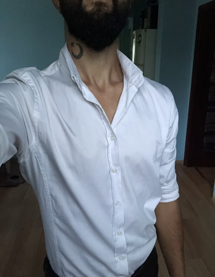 Gömleğin son düğmesini kapalı mı kullanim açık mı hangisi daha düzgün duruyor?