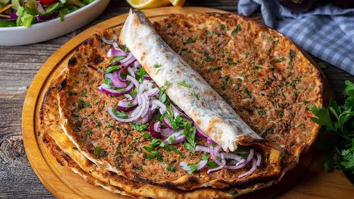 Lahmacun kola ile mi, ayran ile mi iyi gider?