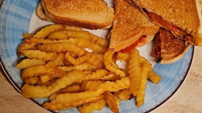Geçeleri birseyler izlerken yemek yemeyi sevenler var mı ?