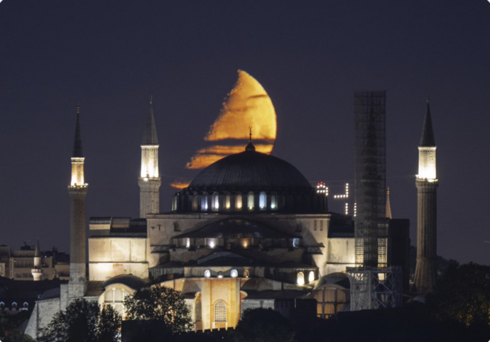 İstanbulda yarım ay böyle görüntülendi. Çok güzel değil mi?