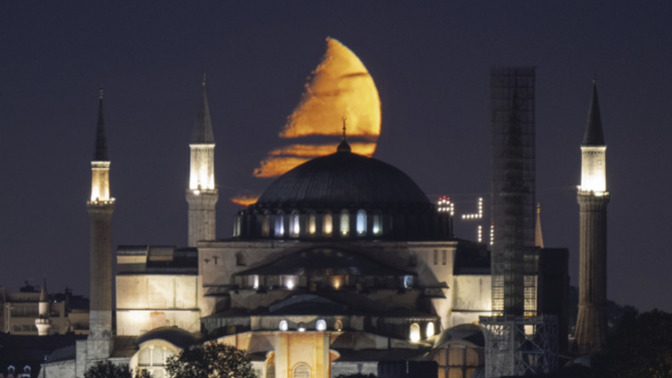 İstanbul'da yarım ay böyle görüntülendi. Çok güzel değil mi?