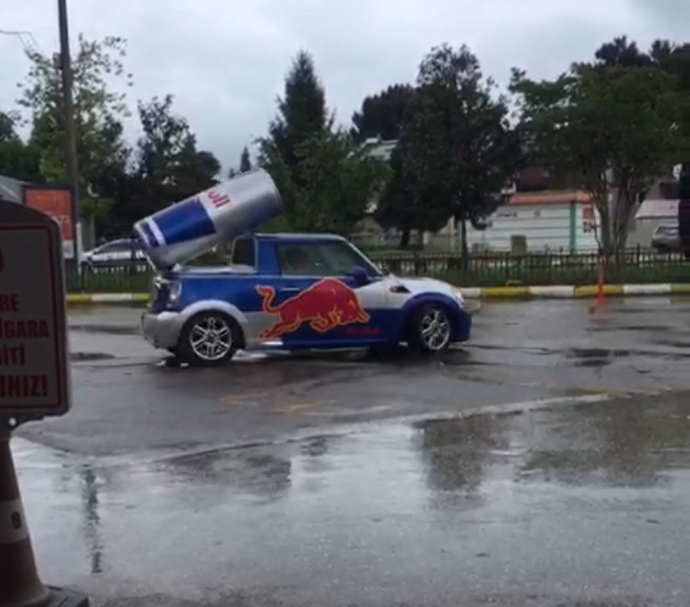 Mini copur ile gelip Giresun otogar da ücretsiz redbul dağıtan kızları gördünüz mü az önce geldiler bu araçla?