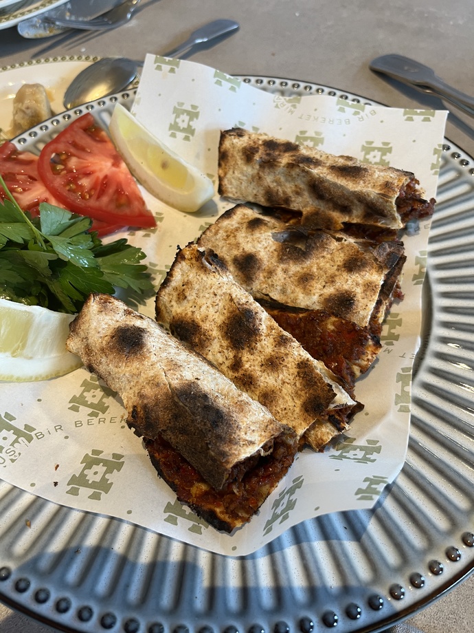 Burada 2 tane çakma lahmacun var fındık lahmacun bile daha büyüktür.