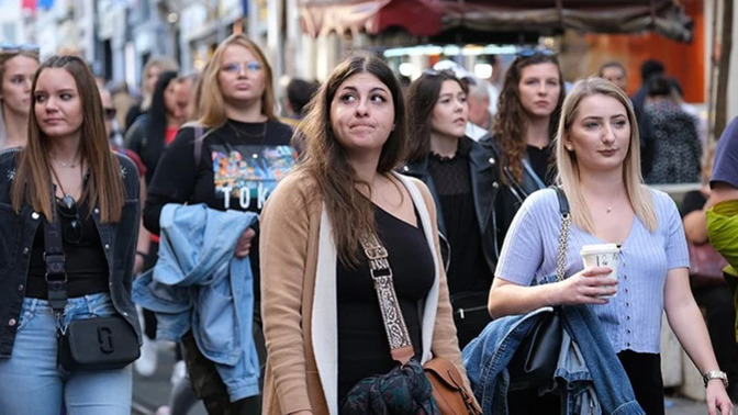 Yaşam Memnuniyeti Araştırması sonuçlarına göre, gençlerin %54'ü mutlu. Gerçekten mutlu musunuz, en büyük mutluluğunuz nedir?