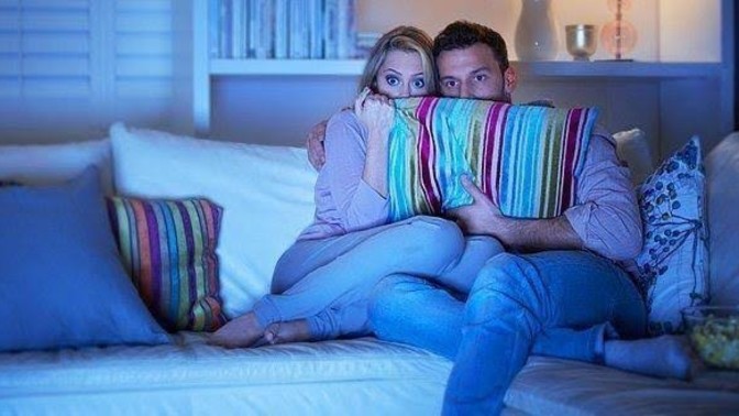 Sevgiliyle korku filmi izlemek bir taktik midir?