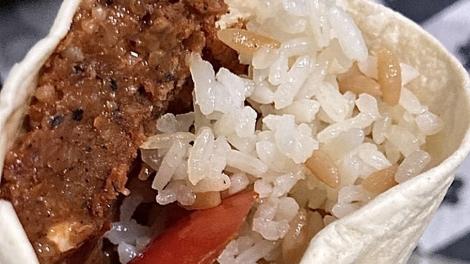 Çiğ köfteye pilav konur mu?