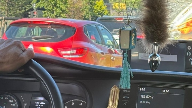 Bindiğiniz taksinin aynasında anal plug görseniz ne tepki verirsiniz?