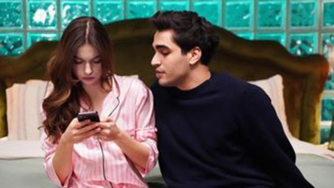 Siz telefonunuzu kurcalarken yandan yandan sizi takip eden sevgilinize tepkiniz ne olur?