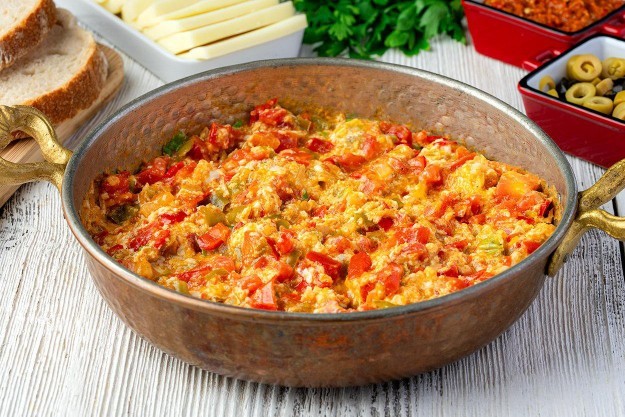 Menemen soğanlı mı yenir? Yoksa soğansız mı?