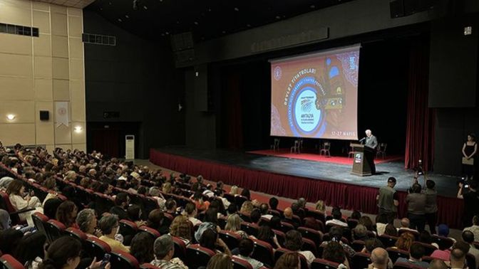 Devlet Tiyatroları Antalya 14. Uluslararası Tiyatro Festivali başladı. Hiç tiyatroya gittiniz mi?