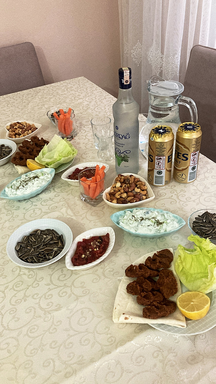 Kimler masaya eşlik etmek ister?
