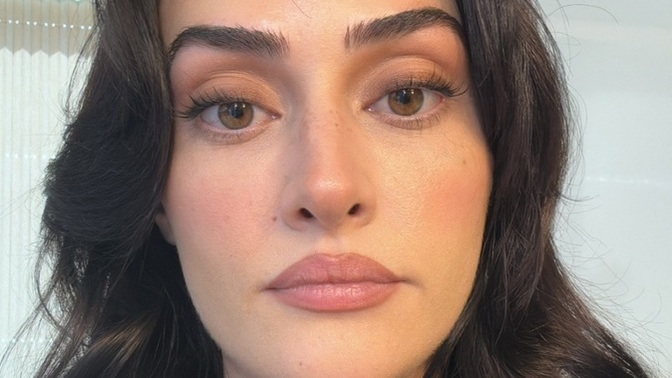 Esra bilgiç çok güzel değilmi?