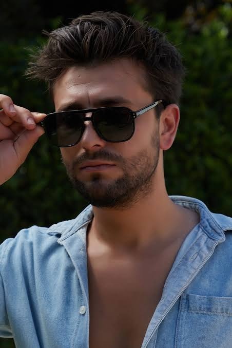 Sizce de gözlüğün insana kattığı bir hava yok mu?