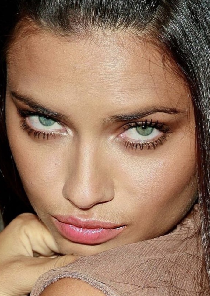 Adriana lima ve kılları hakkında ne düşünüyorsunuz türk erkekleri?