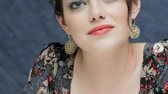 Bu fotoğrafta emma stone özge namala benzemiyor mu?