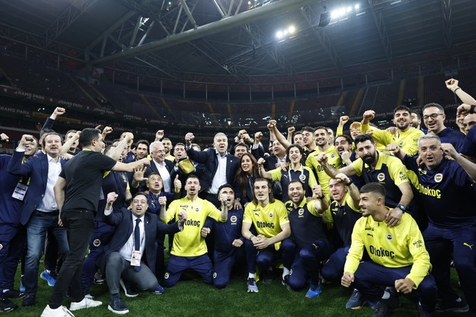 Mutlu bir Mayıs akşamından Fenerlilere ve Kusdaslarima iyi geceler şampiyon olmasakta artık mutluyuz değil mi?