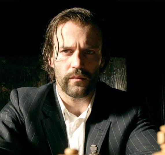 Jason Statham olduğuna inanmak zor, kim bu adam.