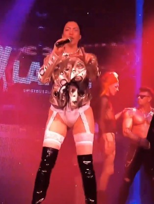 Kadınlar erkeklere kuyruk sallıyor, metroya askılıyla binmesinler diyen Tuğba Ekincinin gündem olan konser kıyafeti?
