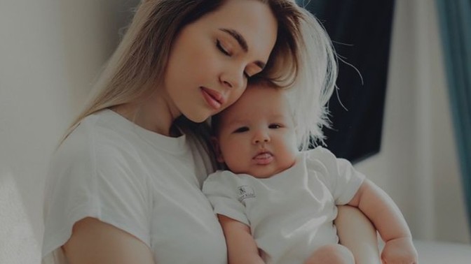 Bebekleri ayakta sallamak yanlış mı?