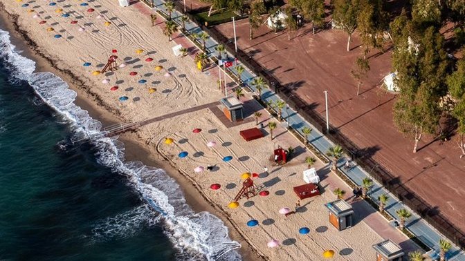 Aydın'ın Kuşadası ilçesinde halk plajlarındaki şezlong ve şemsiyeler ücretsiz oldu. Bu uygulamayı beğendiniz mi?