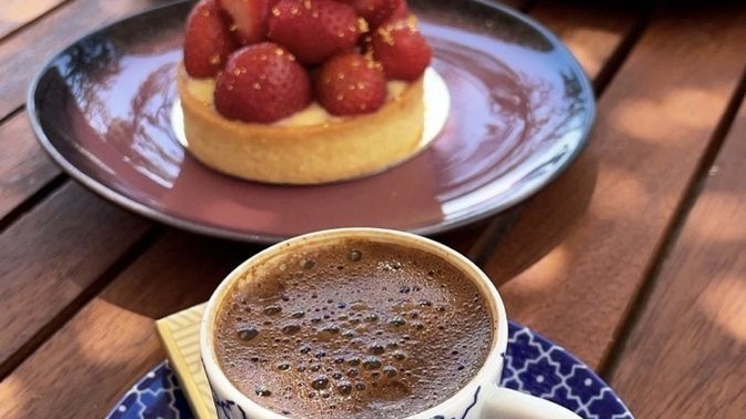 Türk kahvesini içmeden önce köpüğünü ayırıp öyle mi içmek gerekiyor?