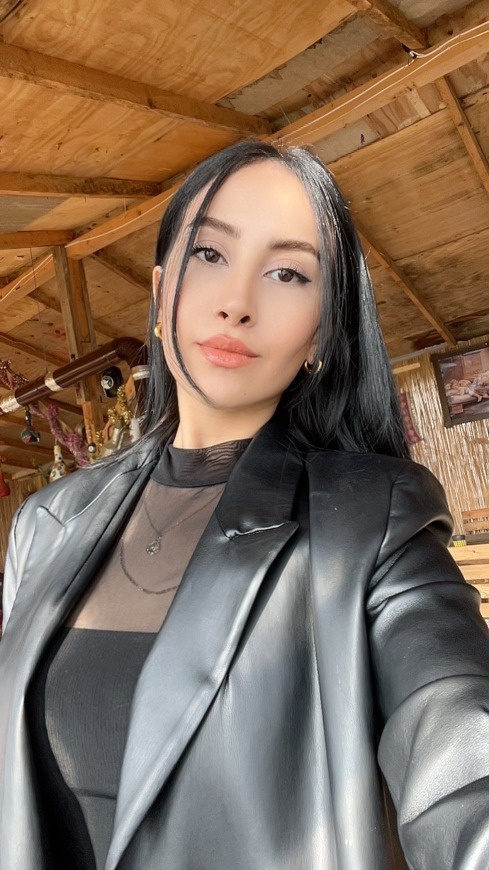 Saçlarım siyah mı kalmalı yoksa kahverengi, daha doğal bi renk mi yapmalıyım?