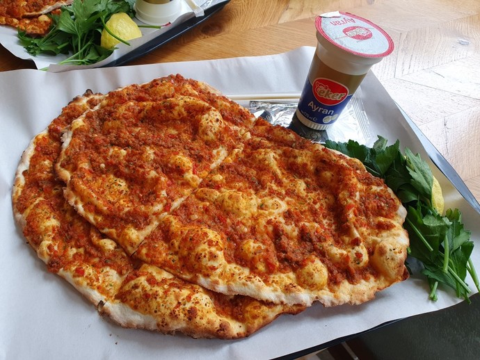 Sıcak havada lahmacun yenmez mi?